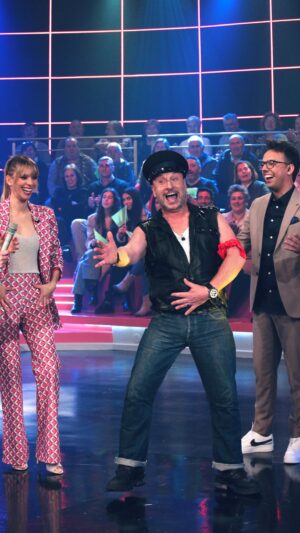 María Mera Instagram - 💥 SÁBADO ás 22:00 en @tvgalicia tendes nova entrega de #NoiteXigante con @maria_mera e @cesarromero_m! ⚡️

🤩 @GEMELIERS estarán connosco como invitados!

💪🏼 3 novos concursantes lucharán pola pantalla final para levarse ata 20.000 euros! 💸

🎤 Os padriños @evitaiglesias, @isi_tvg e @francanhotas interpretando «Boys» de Sabrina? 🤣 Non o perdades!

👗 María: @psicodeliacoruna 
👔 César: @bicocamodahome, @optica_val, @dangerartco 

#NoiteXigante10