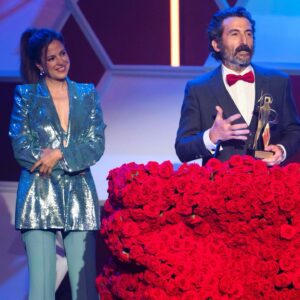María Molins Instagram - Felicidades a mi querido @luiszahera por su interpretación llena de sensibilidad en “Pájaros” de @paudura72 que le ha valido la biznaga de plata en @festivalmalaga 
Aquí en los #premissantjordirtve 
Vestida de @menchentomas 👗🩵

🎞️🎞️🎞️🎞️🎞️🎞️🎞️🎞️🎞️🎞️🎞️🎞️

Felicitats Luis per la teva interpretació meravellosa en aquesta peli del Pau Durà “Pájaros”

🎞️🎞️🎞️🎞️🎞️🎞️🎞️🎞️🎞️🎞️🎞️🎞️🎞️

Congrats Luis Zahera for playing this marvelous  role at “Pájaros” 

@netflix @netflixes @netflixlat @netflixusa #wrongsideofthetracks #entrevíasserie @alea_media @mediasetcom @aitor_alea_media @david__bermejo @oriolferrerferrer @imercero #festivaldemalaga @clinica_alcolea #cinemaawards #premiosdecine #cinema #cine #tvseries #lovemyjob #actress #actriu #actriz #actresslife #sensibility