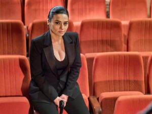 Maria Obretin Instagram - Magda si Sofia au multa treaba azi in @clanulserial ! Intai cu familia Diamant. Iaca dovezile!