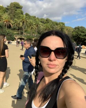 Maria Obretin Instagram - Da, sunt la Barcelona! Soare, verde, superb, maieute si cerveza! Dar saptamana viitoare sunt la SATU MARE si BAIA MARE cu CE AVEM NOI AICI? Sincer, mie cel mai mult imi place viata cand muncesc (sunt Capricorn, na). Dar, asta e, ca sa fac acum, o sa ma mai chinui putin in zilele astea de vacanta dupa care revin la bucuriile de toate zilele. Ne revedem la BAIA/SATU MARE! Promit sa vin cu ceva soare!