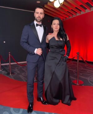 Maria Obretin Instagram - Din cand in cand ma lansez si eu in lux si rasfaturi! Cu ajutorul prietenilor, evident! Multumesc, @alexandrudimitrie , ca ai migalit pe mine aceasta minunata rochie, multumesc, @laura_olaru  pentru geanta Amelie si papucii Ritta! Ne-am simtit bine impreuna!! Dimitrieeeeee, stii cate prietene au apreciat ca aveam si BUZUNARE la rochia asta superba?!!