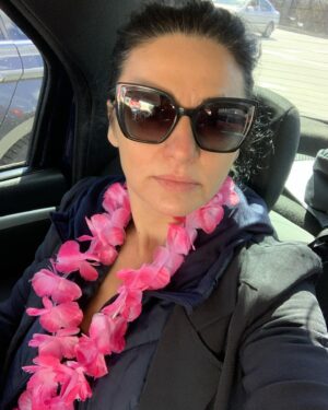 Maria Obretin Instagram - Gata, @mariusmanoleoficial ! Am preluat legatura aici, la Iasi! Vremea e superba, ca si mine! Ne vedem pe seara la CE AVEM NOI AICI? Daca se aliniaza avioanele, ne vedem si joi la NOI4! De la 20.30 la Sala Luceafarul! Aloha!
