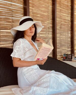 Maria Obretin Instagram - Voi ma stiti pe mine, #suntsuperba, rafinata , complexa, intelectuala si devreme acasa. Ce vreau sa va rog, ajutati-ma si pe mine cu cariera asta! Vreau sa #suntsuperba si pe plan european! Stiu, sunt de plan mondial dar o iau cu pasi mici si siguri. CE AVEM NOI AICI? Pe 23 Febr. in BUCURESTI, 24 in FRANKFURT ( OFFENBACH), 25 in BRUXELLES. Cam acestea ar fi orasele pentru inceput, care va stiti cu veri, verisoare, prieteni, dusmani, prin aceste orase, va rog sa dati de stire! Dau si eu un gin tonic la primul film european! Va multumesc, multa sanatate!