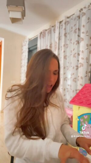 María Terremoto Instagram - CAMINANTE 💚 de mi admiradisima @npastorioficial y Chaboli! 
Gracias por darnos tanto! 🌺🌺🌺🌺🌺
PIANISTAS, SOY UNA AFICIONADA. NO ME MATÉIS 😅

🪘Soniqueti no???? @josepechuguitacantaor