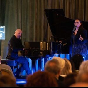 María Terremoto Instagram - Nos siguen llegando recuerdos e instantáneas bonitas del concierto del pasado jueves junto a mi @alejandrocruzbenavides en las Noches icónicas del Colón ✨🌺 Aún sigo con la emoción en el cuerpo y con esa sensación de recordar lo vivido y que se te erice la piel…

GRACIAS💚 Voy a tardar en olvidarlo. Es más, creo que no lo haré 🌺🌺🌺🧚🧚🧚🌷🌷🌷🌻🌻🌻🌻🥹🥹🥹🥹

📸: @capsula_33 

@iconicasantaluciafest