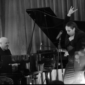 María Terremoto Instagram - Nos siguen llegando recuerdos e instantáneas bonitas del concierto del pasado jueves junto a mi @alejandrocruzbenavides en las Noches icónicas del Colón ✨🌺 Aún sigo con la emoción en el cuerpo y con esa sensación de recordar lo vivido y que se te erice la piel…

GRACIAS💚 Voy a tardar en olvidarlo. Es más, creo que no lo haré 🌺🌺🌺🧚🧚🧚🌷🌷🌷🌻🌻🌻🌻🥹🥹🥹🥹

📸: @capsula_33 

@iconicasantaluciafest