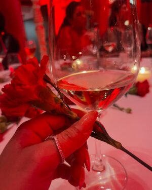 María Terremoto Instagram - Gracias a @fundacioncajasol por invitarme a este evento tan precioooosooooo🌹 
Os dejo RECAP de algo de la nocheeee🥂🥂🥂🥂🥂🥂🥂🥂🥂🥂🥂🥂🥂🥂

1. YO 🐇 
2. La Jessica 👠
3. Otravé yo rodeaita de claveles 🌹
4. Ruedessita preligroso 🥂
5. Esperando la cenita deliciosaaaa 😋
6. Mis taconcitos del 29, pero son de princess🤗
7. Yo en el coche haciéndome la guapi 🥲

👗: @_siguemeee