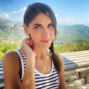 Maria Valentina Principi Instagram - Questa era la foto che avrei voluto pubblicare per il mio compleanno…
Ma in viaggio ci sono sempre troppe cose da guardare ✈️ 
.
.
.
.
#selfie #selfielovers #sweetitaliangirls #sweetitalian #bigeyes #greeneyes #frecklesgirl #montenegrophoto #montenegrowildbeauty #montenegrotravel #montenegrogirl #summer #mountains #mountaintraveller #ontheroadtrip #ontheroadtravel #actress #italianactress #headshotactress