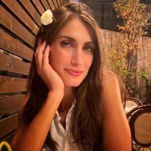 Maria Valentina Principi Instagram - Cose che mi piacciono.
Mangiare, a casa e fuori.
Poi se mangio fuori mi piace giocare con la cera delle candele e farmi diventare le dita bianche.
E poi prendere i fiori dal centrotavola e infilarmeli nei capelli.
La vita è gioco.
.
.
.
.
#flowerhair #flowerhairstyle #weddinginspiration #longhair #lovelydinner #bestrestaurantsinrome #restaurantrome #santeriadimare #sweetlolita #nightout #italianrestaurant #italiangirl #italianactress #happynight