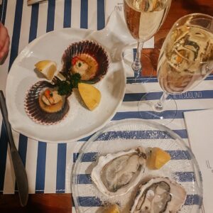 Maria Valentina Principi Instagram - Ho deciso che mi voglio mostrare di meno. Il mio Instagram sembra uno specchio, ci sono sempre solo io. Che noia 😆
.
D’ora in poi alternerò foto mie a foto che dicono qualcosa di me. Parto dal cibo, vi ho già detto quanto amo mangiare? 🍽 
.
Post da scorrere ⭐️
.
.
#revolution #glutenfree #seafood #oysters #capesante #restaurant #ristorante #ostricheechampagne #ostriche #glutenfreefood