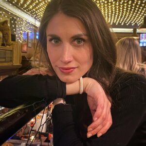 Maria Valentina Principi Instagram - Bere, mangiare, dormire e VIAGGIARE.
🧪Vi presento la mia difficilissima formula alchemica per la felicità. 
.
.
#irishpub #irishpubprague #praga #prahanight #praganightclub #praguenightlife #praguenight #italianactress #attriceitaliana #modellabeauty #italianmodel #greeneyes #nightout #valentinaprincipi