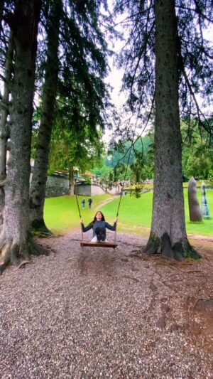 Maria Valentina Principi Instagram - 🎶Voglio portarti da qualche parte così sai che ci tengo 
Ma fa così freddo e non so dove 
Ti ho portato dei narcisi in un bel filo 
Ma non fioriranno come hanno fatto la scorsa primavera
.
.
.
.
#altalena #swingtrading #swingswing #transilvania #panorama #cantacuzinocastle #wednesday #wednesdayaddams #timburtonmovies #movielocation #foryourpage #bosco #viaggiaresempre #travelreel #travelblogger #travelphotography #romania #romaniamagica #romaniatravel #românia