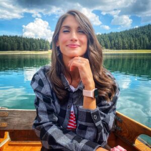 Maria Valentina Principi Instagram - Un lago glaciale dai colori indimenticabili.
.
Noi abbiamo affittato la barchetta per perderci in un mondo che sembrava disegnato. 
.
.
Vi ricorda qualche posto che avete visitato?
.
.
.
.
#lake #crnojezero #montenegro #montenegro_wild_beauty #travelmontenegro #glaciallake #jezero #črnojezero #crnojezerozabljak #crnojezerodurmitor #durmitornationalpark #durmitor #zabljak #naturelovers #travelgirl #girltravrl