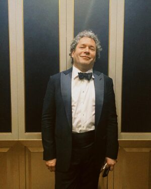 María Valverde Instagram - ¡Qué orgullo, mi amor @gustavodudamel ! Me siento TAN feliz… pero TAN, TAN…
Gracias por llenar de música, esperanza e inspiración nuestras vidas. Te amo con TODO mi corazón🫀