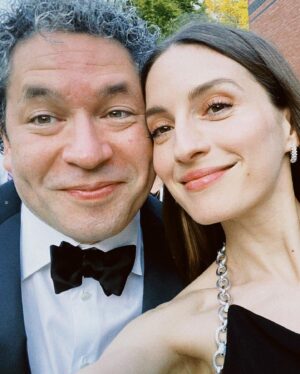 María Valverde Instagram - ¡Qué orgullo, mi amor @gustavodudamel ! Me siento TAN feliz… pero TAN, TAN…
Gracias por llenar de música, esperanza e inspiración nuestras vidas. Te amo con TODO mi corazón🫀