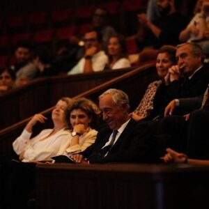 Maria de Medeiros Instagram - Hier, le Président de la République Portugaise était présent à la projection de “Capitaines d’Avril”, à la Fête du Cinéma Français à Lisbonne. Madame l’ambassadrice de France également. Quelle émotion de montrer ce film, réalisé il y a 23 ans, fruit d’une heureuse collaboration entre nos deux pays, et en mode de célébration anticipée des 50 ans de la Révolution des Œillets. Merci infiniment à Katia Adler et à la Festa do Cinema Francês d’avoir eu cette belle idée. Joie de retrouver tant de personnes chères et de remémorer un moment unique dans l’histoire. ❤️