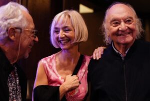 Maria de Medeiros Instagram - Hier, le Président de la République Portugaise était présent à la projection de “Capitaines d’Avril”, à la Fête du Cinéma Français à Lisbonne. Madame l’ambassadrice de France également. Quelle émotion de montrer ce film, réalisé il y a 23 ans, fruit d’une heureuse collaboration entre nos deux pays, et en mode de célébration anticipée des 50 ans de la Révolution des Œillets. Merci infiniment à Katia Adler et à la Festa do Cinema Francês d’avoir eu cette belle idée. Joie de retrouver tant de personnes chères et de remémorer un moment unique dans l’histoire. ❤️