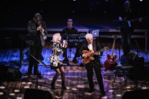 Maria de Medeiros Instagram - Fue muy bonito celebrar Navidad y música, paz y comunión, en la fantástica sala grande del Palau de la Música en Valencia. Y compartir el escenario con grandes artistas como Pedro Ruy-Blas, Miles Griffith, David Pastor, Nacho Mañó, Mariano Díaz, Guillermo Tebar, Igor Taván. Gracias Ximo Tebar por reunirnos, por la dirección artística y los súper arreglos de este memorable concierto. Y por ser un mago de la guitarra Jazz!!!! Gracias al Palau de la Música. Gracias al maravilloso público de Valencia y tantos amigos que acudieron a hacer de este momento un fulgor de alegría. ❤️