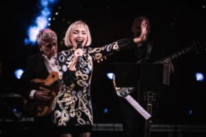 Maria de Medeiros Instagram - Fue muy bonito celebrar Navidad y música, paz y comunión, en la fantástica sala grande del Palau de la Música en Valencia. Y compartir el escenario con grandes artistas como Pedro Ruy-Blas, Miles Griffith, David Pastor, Nacho Mañó, Mariano Díaz, Guillermo Tebar, Igor Taván. Gracias Ximo Tebar por reunirnos, por la dirección artística y los súper arreglos de este memorable concierto. Y por ser un mago de la guitarra Jazz!!!! Gracias al Palau de la Música. Gracias al maravilloso público de Valencia y tantos amigos que acudieron a hacer de este momento un fulgor de alegría. ❤️