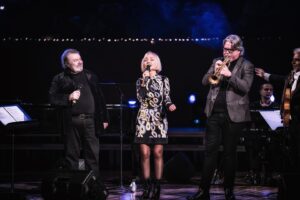 Maria de Medeiros Instagram - Fue muy bonito celebrar Navidad y música, paz y comunión, en la fantástica sala grande del Palau de la Música en Valencia. Y compartir el escenario con grandes artistas como Pedro Ruy-Blas, Miles Griffith, David Pastor, Nacho Mañó, Mariano Díaz, Guillermo Tebar, Igor Taván. Gracias Ximo Tebar por reunirnos, por la dirección artística y los súper arreglos de este memorable concierto. Y por ser un mago de la guitarra Jazz!!!! Gracias al Palau de la Música. Gracias al maravilloso público de Valencia y tantos amigos que acudieron a hacer de este momento un fulgor de alegría. ❤️