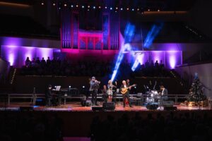 Maria de Medeiros Instagram - Fue muy bonito celebrar Navidad y música, paz y comunión, en la fantástica sala grande del Palau de la Música en Valencia. Y compartir el escenario con grandes artistas como Pedro Ruy-Blas, Miles Griffith, David Pastor, Nacho Mañó, Mariano Díaz, Guillermo Tebar, Igor Taván. Gracias Ximo Tebar por reunirnos, por la dirección artística y los súper arreglos de este memorable concierto. Y por ser un mago de la guitarra Jazz!!!! Gracias al Palau de la Música. Gracias al maravilloso público de Valencia y tantos amigos que acudieron a hacer de este momento un fulgor de alegría. ❤️