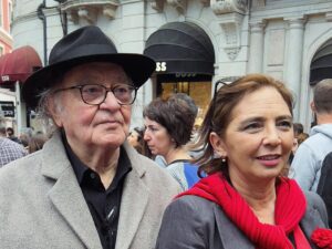 Maria de Medeiros Instagram - Neste dia tão importante, duas das imagens que me emocionaram: “Capitães de Abril” no táxi (obrigada Joana Villaverde), e meu pai e minha irmã na Avenida. Como eu gostaria de ter estado na festa, pá.