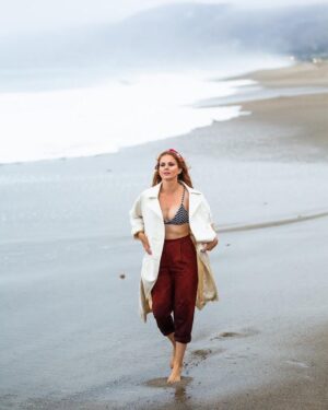 Marián Aguilera Instagram - Breathe: 1 · to inhale and exhale freely ; 2 · to blow softly ; 3 · live ; 4 · to pause and rest before continuing ; 5 · to feel free of restraint.