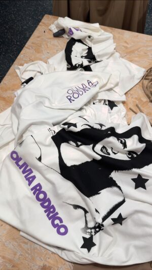 Mariana Baptista Instagram - Encontrei merch da Olivia Rodrigo na Bershka e Pull&Bear 💜 qual foi a vossa favorita? Eu trouxe a primeira, mas a verdade é que gostei de todas 🤭 Quem vai ao concerto? Eu vou estar lá dia 23 🫶🏻

#bershka #bershkastyle #pullandbear #pullandbearcommunity #oliviarodrigo #guts #gutsworldtour #finds #tryon #haul #aesthetic #centrocomercialcolombo #lisboa #portugal #viral #viralproducts #comeshopwithme #shopping #dailyvlog