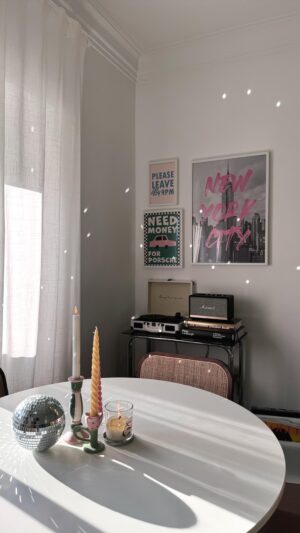 Mariana Baptista Instagram - Mais um progresso cá em casa: finalmente decorámos as paredes da sala!! Descobri a @posterami aqui no instagram e fiquei apaixonada pelos designs super divertidos e coloridos 🌈  estes posters fazem o match perfeito com a nossa decoração 🤝🏻 E vocês, o que acharam do resultado? 🤭

#posters #wallart #posterdesign #posterami #posterart #interiordesign #colorfuldecor #moving #movingvlog #newhome #newhouse #livingroom #livingroomdecor #decoração #shopping #haul #homeorganization #dailyvlog