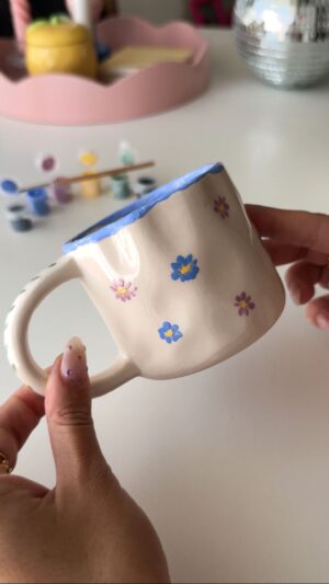 Mariana Baptista Instagram - A caneca DIY da Tiger custa 5€ é perfeita para uma tarde super fun sozinha ou com amigos 👩🏼‍🎨 O que acharam? Eu adorei o resultado da minha 🤭 Corraaam que vai esgotar 🏃🏼‍♀️

Ps. Podem colocar cerca de 20/30 minutos no forno ou secar ao ar! Na caixa diz para não pintar o interior nem o rebordo, mas como vou usar a minha para decoração, decidi ignorar o aviso 😂

#asmr #unboxing #tiger #flyingtiger #diymug #diy #summercollection #mug #mugcollection #summer #canecas #colecaodecanecas #lisboa #portugal #viral #viralproducts