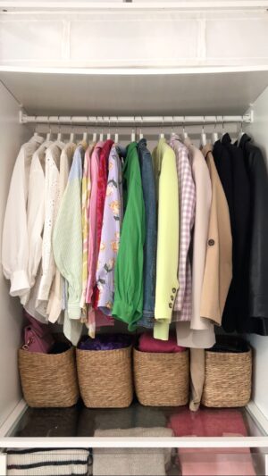 Mariana Baptista Instagram - Venham comigo organizar o meu armário para a Primavera 🌷 a parte boa de ter um PAX da @ikeaportugal é que posso sempre comprar acessórios que se adaptem às minhas necessidades! Desta vez, arrumei as camisolas mais grossas e deixei à mão as que uso nas noites mais fresquinhas, porque sou friorenta 🥶 mais umas caixinhas para organizar tudo et voilà, tudo organizadinho em versão ASMR 🤌🏻

#pub #EscolaDaCasa #IKEAsolutions #ikea #ikeaportugal #ikeapax #pax #ikeawardrobe #closettour #closetorganization #aesthetic #cleaning #organized #dreamcloset #asmr #viralproducts #homehacks #organizewithme #homeorganization