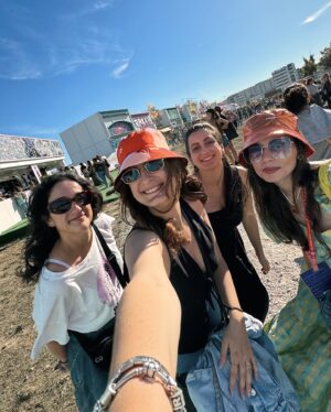 Mariana Baptista Instagram - O fim-de-semana mais caótico dos últimos tempos 🌪️ com direito a 2 dias de RiR com pessoas que adoro, fotos épicas do @afonsodbatista e Jonas Brothers e a Olivia Rodrigo 🥹💜 foi épico!! 

 Até daqui a 2 anos, @rockinriolisboa 🎸 obrigada! 

#photodump #rockinrio #rockinriolisboa #jonasbrothers #oliviarodrigo #gutsworldtour #lisboa #portugal