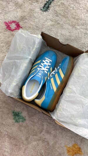Mariana Baptista Instagram - The perfect color combo doesn’t exi- 🩵💛 estou apaixonada!! E vocês, gostaram? E qual foi o vosso look favorito? 😎

#adidas #adidasgazelle #gazelle #blueandyellow #unboxing #springsummer #summerfashion #fashion #styleinspo #outfit #ootd #outfitinspo #viralproducts #snekerheads #sneakers #adidasoriginals