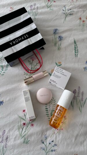 Mariana Baptista Instagram - Estragos à minha carteira foram feitos no fim-de-semana passado 💸 contem-me nos comentários se querem ver parte 2 com as compras de roupa 🤭 

#shopping #haul #asmr #asmrunboxing #asmrsounds #sephora #sephoraportugal #rarebeauty #soldejaneiro #makeup #makeuphaul #sephorahaul #comeshopwithme #viral #viralproducts #lisboa #portugal #dailyvlog