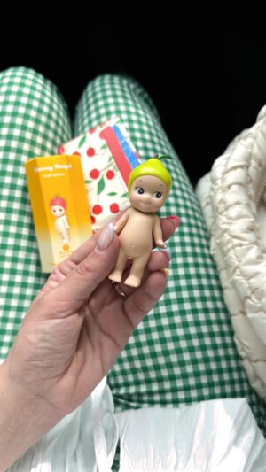 Mariana Baptista Instagram - Os Sonny Angels são figuras colecionáveis que estão super virais nas redes sociais, vêm numa blind box - portanto, não sabem qual vos vai sair - e são difíceis de encontrar aqui em Portugal! E por isso, fui à caça 🤭

📍Loja Real | Praça do Príncipe Real 19, 1250-100 Lisboa - os normais custam 18,50€ e a série home sweet home custa 19,50€

📍Docinho de Açúcar | Av. Plátanos 71 Loja A, 2775-352 Parede - os normais custam 12,90€ e a série home sweet home custa 14,90€ e podem comprar online! 

Já conheciam? O que acharam? Contem-me qual foi o vosso favorito e se já têm algum 👼🏻

#sonnyangel #sonnyangelportugal #sonnyangelcollection #unboxing #comeshopwithme #shopping #haul #dailyvlog #viralproducts #viral #finds #portugal