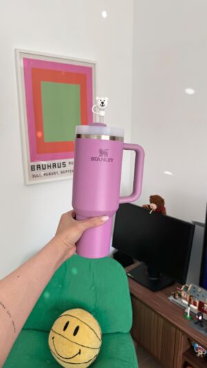 Mariana Baptista Instagram - Há meses que queria um Stanley cup e a minha amiga foi a NY com uma missão: comprar-me uma cor exclusiva da Target, que estava esgotado em todo o lado 🤡 ela correu tudo e nada das cores que eu gostava. Depois ainda fiquei indecisa entre este e o laranja, mas acho que fiz a escolha certa 💜 

Comprar em NY ficou por 46,14€ VS. 56,90€ se comprasse no site europeu, que tem muito menos opções de cores. A diferença não é muita, mas sempre é alguma coisa 🤓

O que acharam da cor? Escolhi bem? eheh eu amei, mas continuo a querer um rosa 😂 fica para a próxima amiga a viajar ou eu 🤭

A moral da história é: se não têm uma @beatrizmindericoribeiro na vossa vida, arranjem uma 💐🤍
 
#asmr #unboxing #stanley #stanleycup #newyork #haul #aesthetic #cocacola #cocacolakwave #lisboa #portugal #viral #viralproducts