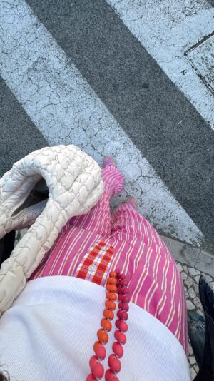 Mariana Baptista Instagram - Fiquei apaixonada por esta nova colaboração da Stradivarius com a Hand Over 💙 queria tudo, mas as calças rosa roubaram o meu coração: eu 🤝🏻 calças de pijama!
Gostaram da coleção? Qual foi a vossa peça favorita? 🤭

#stradivarius #handover #collab #newin #newcollection #spring #springfashion #comeshopwithme #viral #viralproducts #shopping #haul #colombo #centrocomercialcolombo #lisboa #portugal #dailyvlog