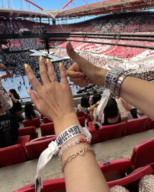 Mariana Baptista Instagram - What a night 🦋🪩✨🧚🏻🎤 thank you @taylorswift @paramore #theerastour #lisbon