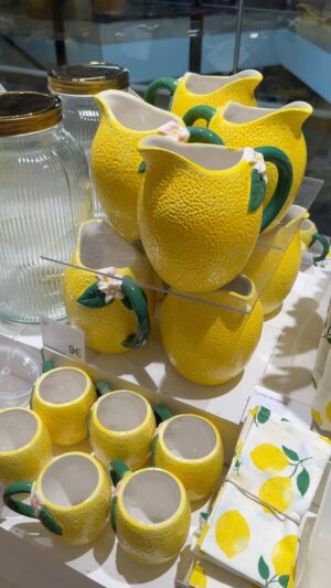 Mariana Baptista Instagram - Novas peças da coleção de Verão da Tiger 🍋 Contem-me nos comentários qual foi a vossa peça favorita! Eu ameeei o jarro e a caneca 🤭

#tiger #flyingtiger #summercollection #summer #ceramics #mug #mugcollection #canecas #colecaodecanecas #lisboa #portugal #viral #viralproducts