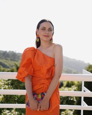 Mariana Baptista Instagram - Um dia especial 🧡 parabéns aos amigos @carolinajoaosilva & @mjsroldao 💐🫶🏻 

📸 boas pelo @t.reb, claro 🤭
#weeding #weddingguest #photodump