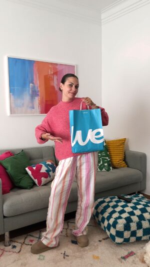Mariana Baptista Instagram - Tudo o que trouxe da nova loja Wells no Loures shopping 🛍️ Quero saber: ficaram curiosos com algum produto? 🤭

#shopping #haul #asmr #asmrunboxing #asmrsounds #wells  #nuxe #maybelline #tangleteezer #makeup #makeuphaul #skincare #comeshopwithme #viral #viralproducts #lisboa #portugal #dailyvlog