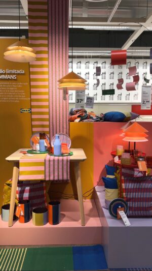 Mariana Baptista Instagram - Venham connosco conhecer a TESAMMANS, a nova coleção da IKEA com os designers Raw Color 🌈 Está super gira e colorida! O que acharam?

E esta dupla? 🤭 contem-nos se querem ver mais vídeos em collab 🫶🏻 

#ikea #ikeaportugal #ikeafinds #tesammans #tesammanscollection #newcollection #design #viral #viralproducts #decoracao #shopping #haul #homeorganization #homedecor