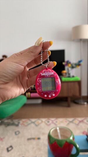 Mariana Baptista Instagram - O vídeo mais caótico que vão ver hoje! 
Não posso ter dinheiro de adulto que gasto nestas coisas 🤭Totalmente influenciada pelo tiktok, comprei um tamagotchi 🐣 e aderi à trend dos bag charms! O que acham desta trend, usariam? 💐 Quem por ai também teve um tamagotchi? Eheh eu tinha 2 e levava-os para todo o lado! 🥹

Bag charm: @alicecostore 
#tamagotchi #tamagotchioriginal #nostalgia #oldtoys #bagcharm #inspo #unboxing #asmr #asmrsounds #asmrunboxing #comeshopwithme #shopping #haul #dailyvlog #viralproducts #viral #finds #portugal