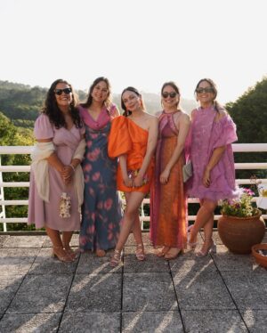 Mariana Baptista Instagram - Um dia especial 🧡 parabéns aos amigos @carolinajoaosilva & @mjsroldao 💐🫶🏻 

📸 boas pelo @t.reb, claro 🤭
#weeding #weddingguest #photodump