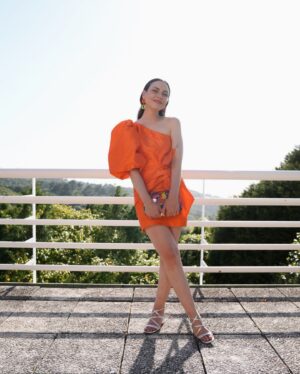 Mariana Baptista Instagram - Um dia especial 🧡 parabéns aos amigos @carolinajoaosilva & @mjsroldao 💐🫶🏻 

📸 boas pelo @t.reb, claro 🤭
#weeding #weddingguest #photodump