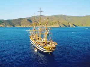 Marianna De Micheli Instagram - Oggi sono andata a Pianosa in traghetto lasciando Maipenrai nel porto di Marina di Campo. Al ritorno c'è la ritroviamo lì in rada... una bella foto dal drone ci stava tutta!
.
.
 #amerigovespucci #portomarinadicampo