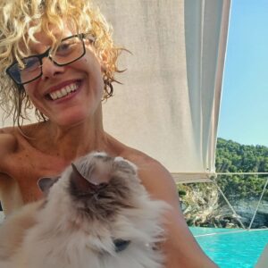 Marianna De Micheli Instagram - Oggi ci siamo svegliati qui! Quest'anno, oltre allo studio delle lingue (troppe, ma mi piacciono troppo! 😆) farò un po' di attività fisica perché mi sono molto appassionata al Kung-Fu, al Tai Chi e al Qi Gong. Qualcuno di voi li pratica? 
Buona onda 🌊