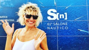 Marianna De Micheli Instagram - [LINK IN BIO o nelle STORIES] Quasi quasi mi faccio la barca nuova! 😂😂😂
Franco lo farebbe subito… ma quanto si spende?
Al salone nautico di Genova c'erano molte barche, ed erano tutte molto grandi!
"La comodità" è la parola d'ordine, il leitmotiv di questo salone.
Voi cosa ne pensate?
Ci siete stati? Vi siete divertiti?
Io mi sono molto divertita, anche se ho camminato troppo e avevo un male pazzesco ai piedi 👢😅👢
Ci fate un giretto con me? Vedrete che non vi annoierete neanche voi!😋
BUONA ONDA 🌊
.
.

#mariannademicheli #navigattrice #siamosullastessabarca  #italia #italy #nautica #barcaavela #estate #barcavela #velistiinfacebook  #mare  #catamarano  #sailiglife #liguria  #vivereinbarca #catamarani  #mollotutto #bali42  #luxuryyacht #sailing #nautica #genova #salonedigenova #salonenauticodigenova #salonedigenova #live #yyacht