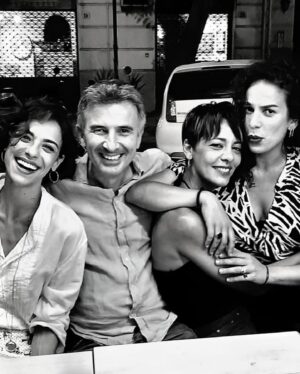 Marianna Di Martino Instagram - La gioia immensa per #INCASTRATI2 candidata come miglior commedia ai @nastridargento Grazie e complimenti a tutta la meravigliosa squadra!
🥳🇮🇲💙

@ficarraepicone 
@tramp_limited 
@netflixit 

@jdlmanagement_official