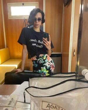 Marianna Di Martino Instagram - Il camerino… quel non-luogo sospeso nel tempo, tra il presente e quello-che-potrebbe-essere, una porta sul multiverso praticamente. 
Un limbo, una tana, una culla.. uno dei miei posti preferiti al mondo.. ci andrei in vacanza se potessi!
_________________________________
#INCASTRATI2 di e con @ficarraepicone ancora in Top 10 su @netflixit GRAZIE!!!🍿♥️🍿
